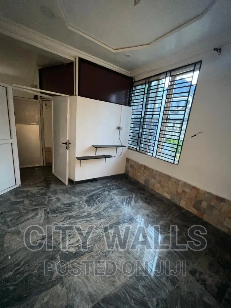 Mini Flat in Chevron for rent