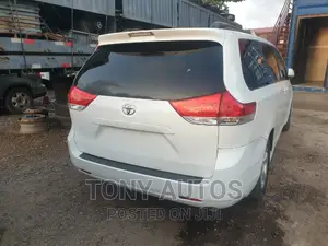 Toyota Sienna LE AWD 7-Passenger 2013 White