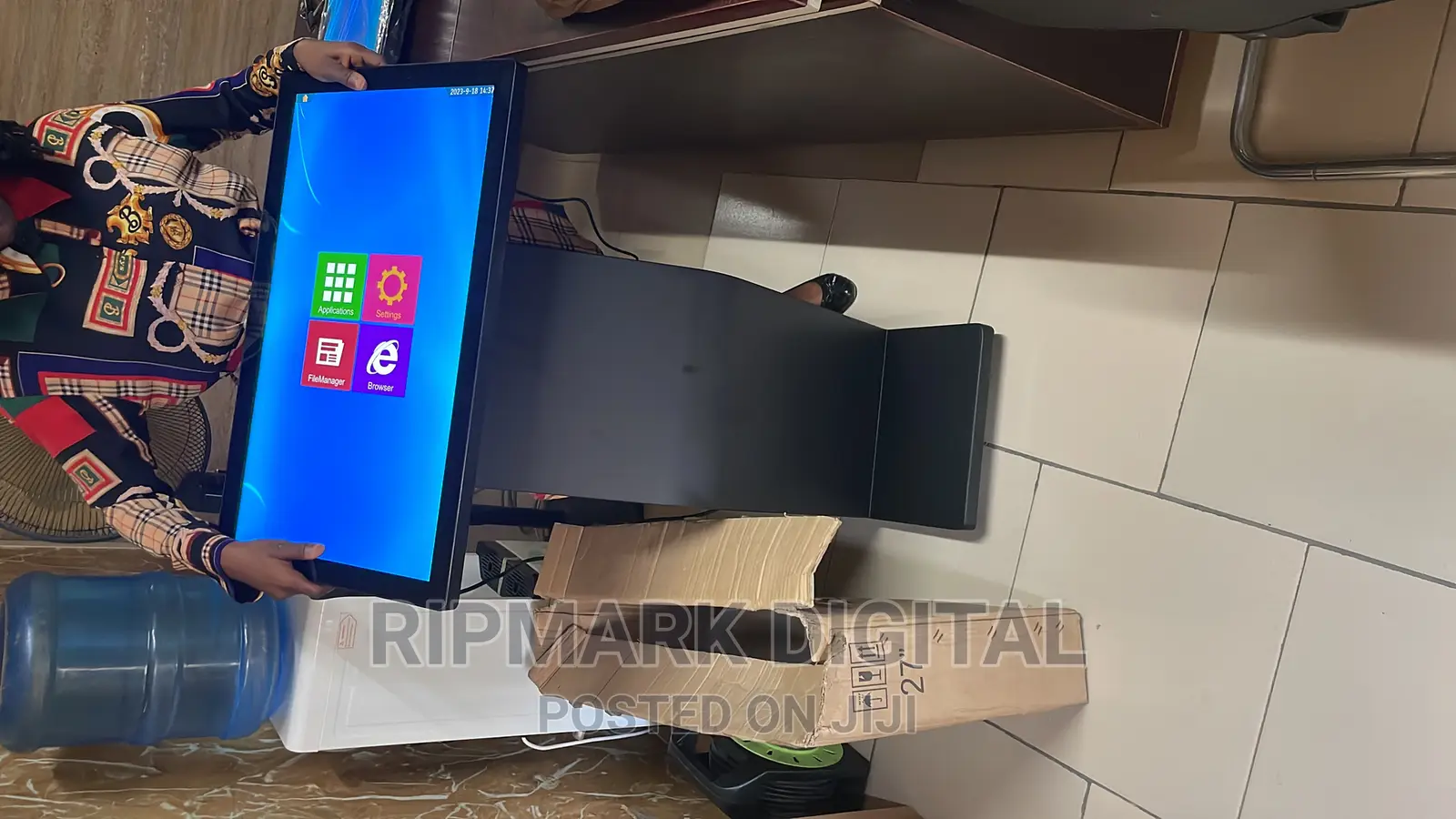 27 Inch Experience Centre Digital Interactive Signage Screen