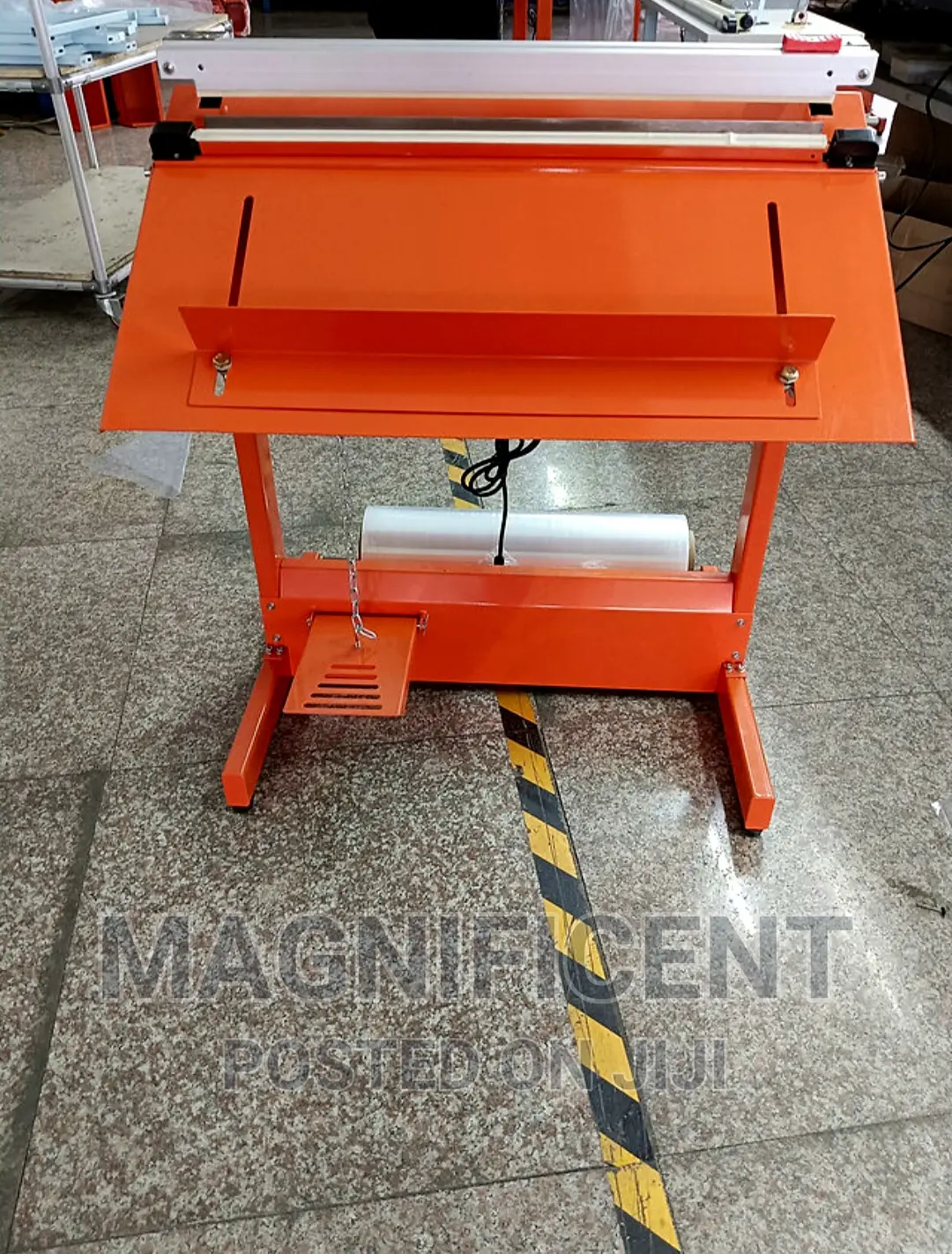 Pedal Sealing Machine With Cutter