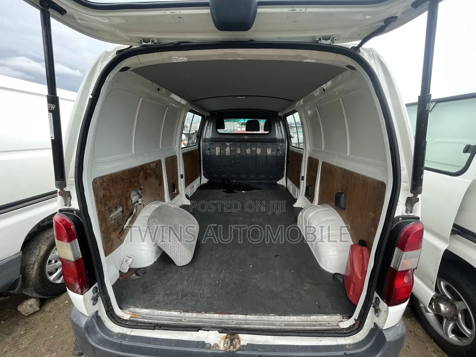 Toyota HiAce 2003 White