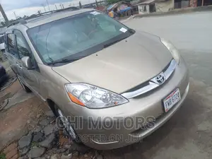 Toyota Sienna LE AWD 2009 Gold