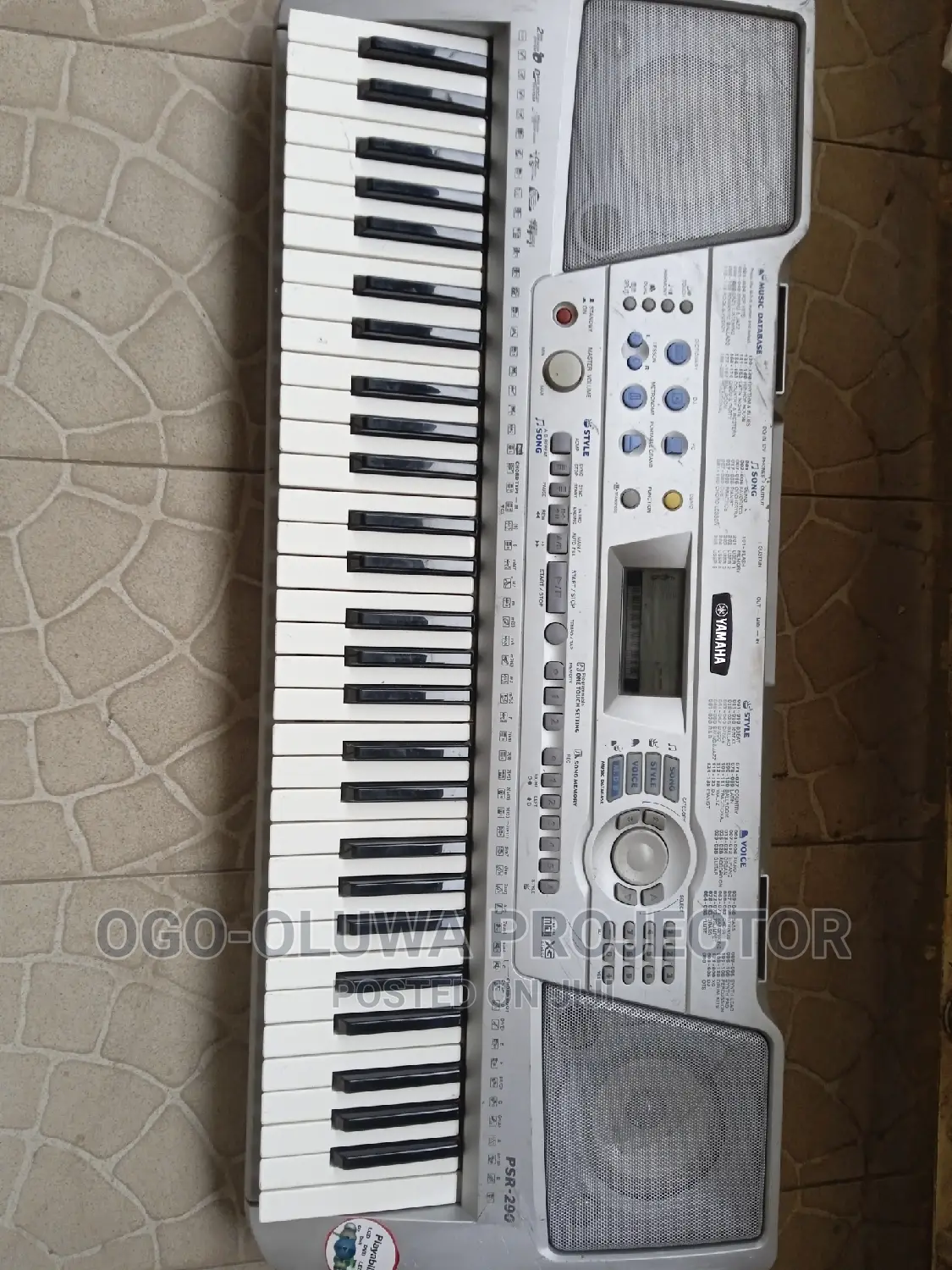 Clean Yamaha Electronics Musical Keyboard