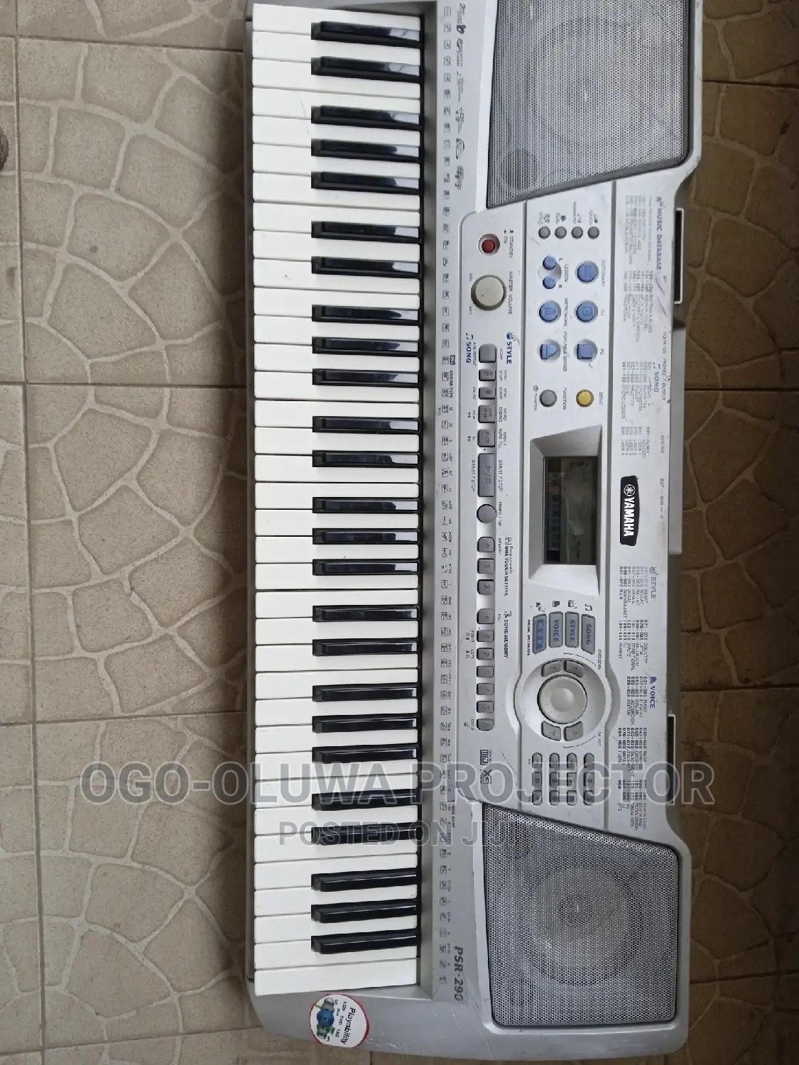 Clean Yamaha Electronics Musical Keyboard