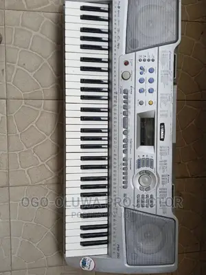 Clean Yamaha Electronics Musical Keyboard