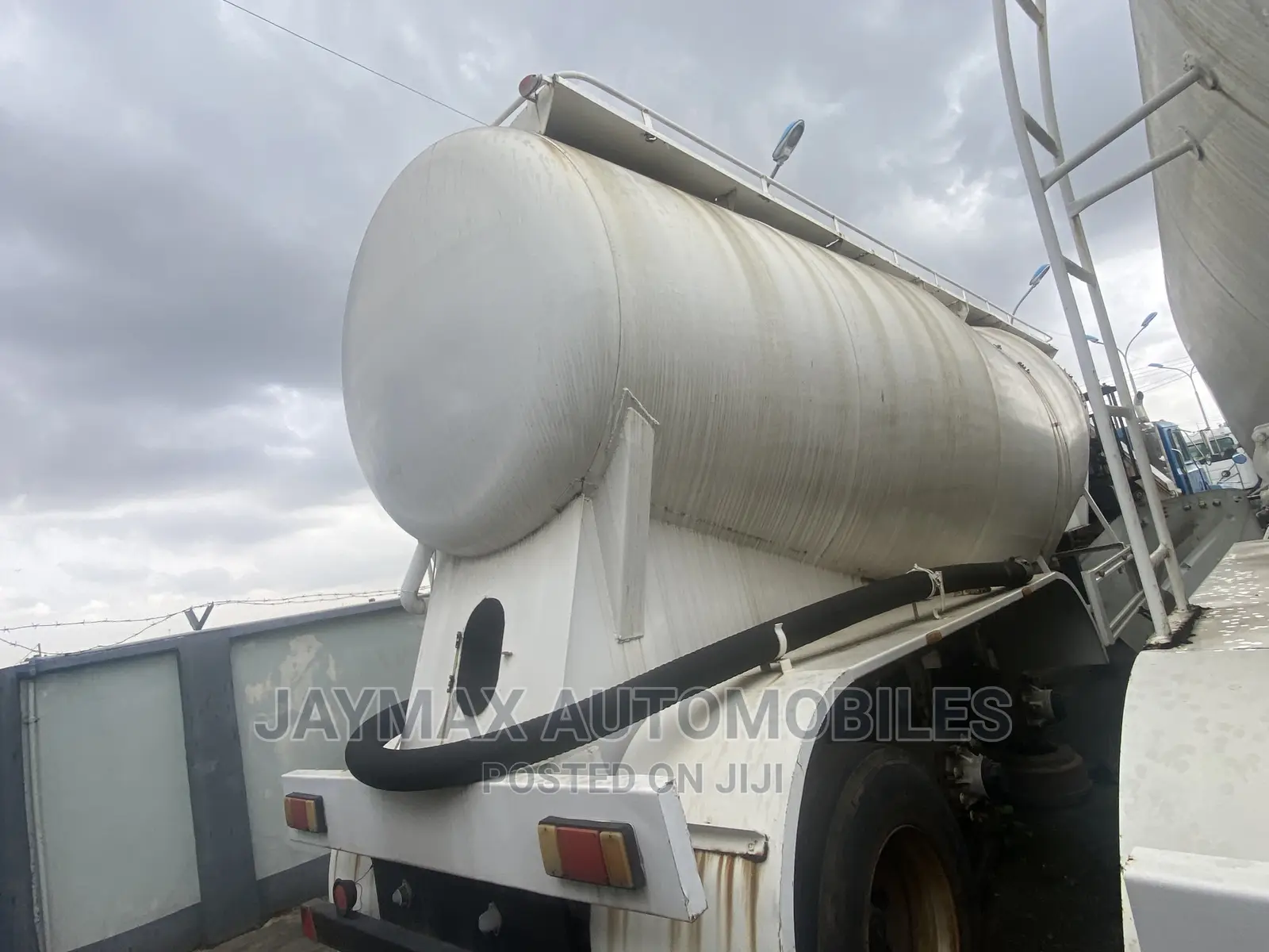40 Tons Dey Cement Carrier With Pumping Machine