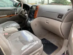 Toyota Sienna XLE Limited AWD 2006 Gold