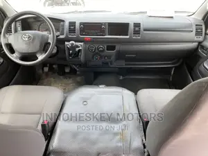 Toyota HiAce 2018 White