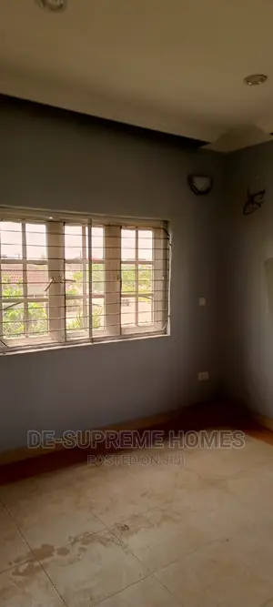 3bdrm Block of Flats in Beechwood Estate, Lakowe for rent