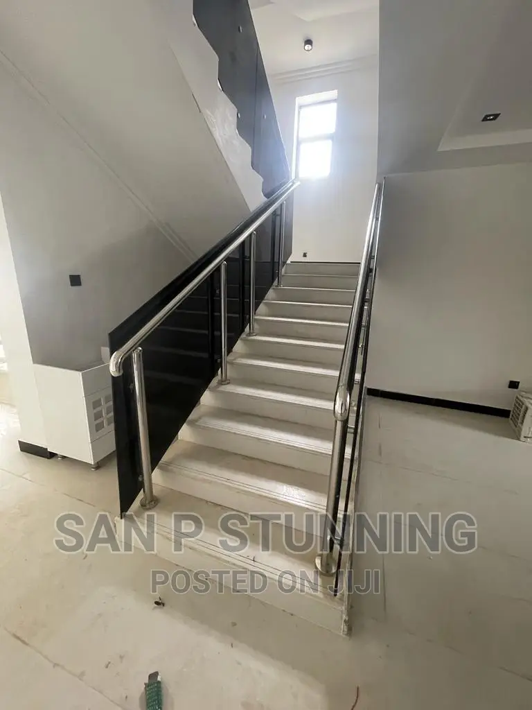 Solid Glass Rail Design