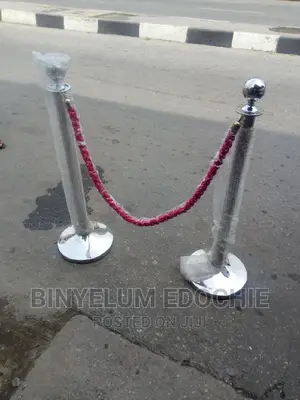 Queue Stands and Rope