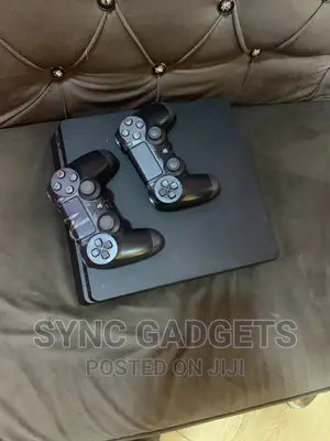 Ps4 Slim With 2 Pads N Games