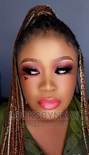 Photo - Professional Makeupartist in Chevron Gele and Training