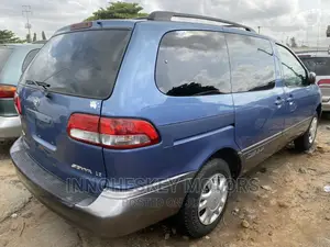 Toyota Sienna LE 2001 Blue