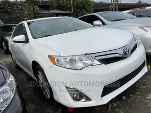 Toyota Camry XLE 4dr Sedan w/Prod. End 11/13 (2.5L 4cyl 6A) 2014 White