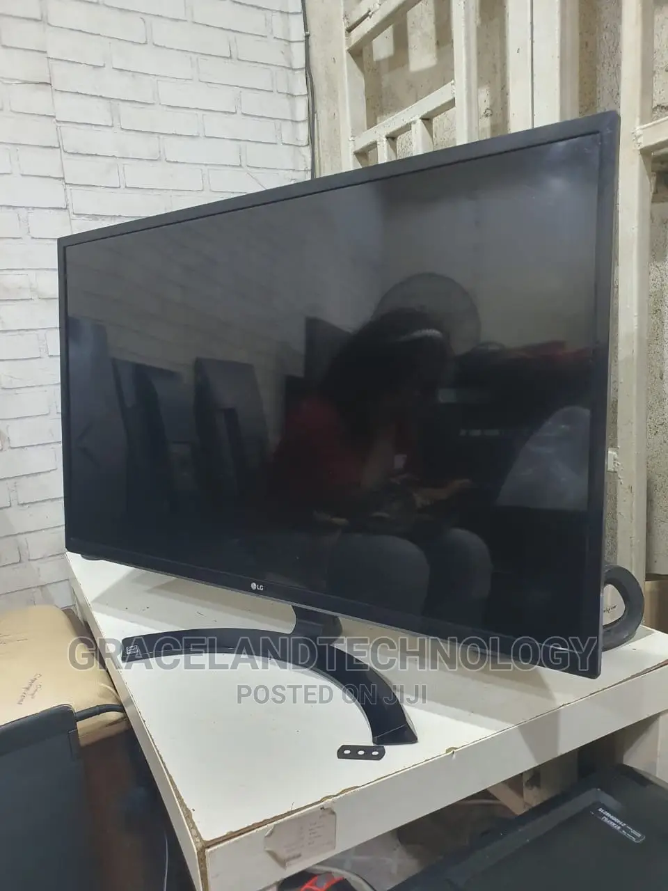 32 Inches Monitor