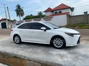 Toyota Corolla SE 2021 White