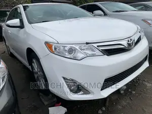 Toyota Camry XLE 4dr Sedan (2.5L 4cyl 6A) 2012 White