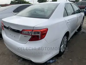 Toyota Camry XLE 4dr Sedan (2.5L 4cyl 6A) 2012 White