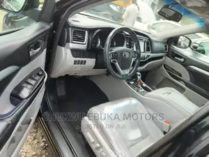 Toyota Highlander XLE 4x4 V6 (3.5L 6cyl 8A) 2017 Black
