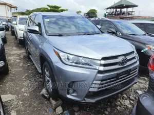 Toyota Highlander XLE 4x4 V6 (3.5L 6cyl 8A) 2017 Silver