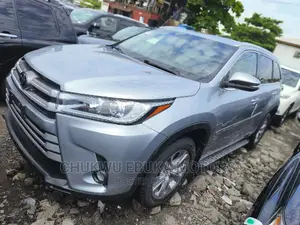 Toyota Highlander XLE 4x4 V6 (3.5L 6cyl 8A) 2017 Silver