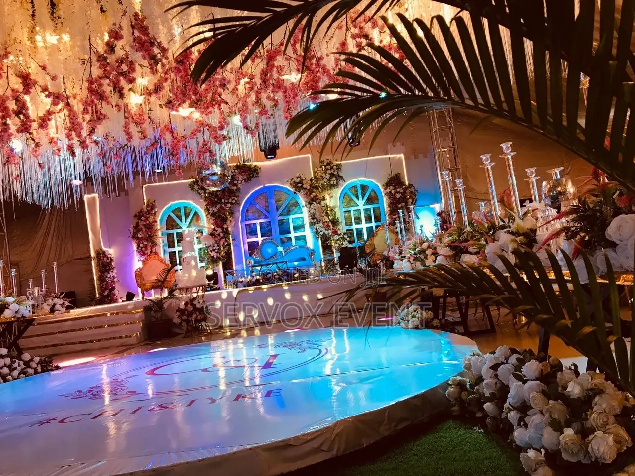 Classy White Wedding Decoration