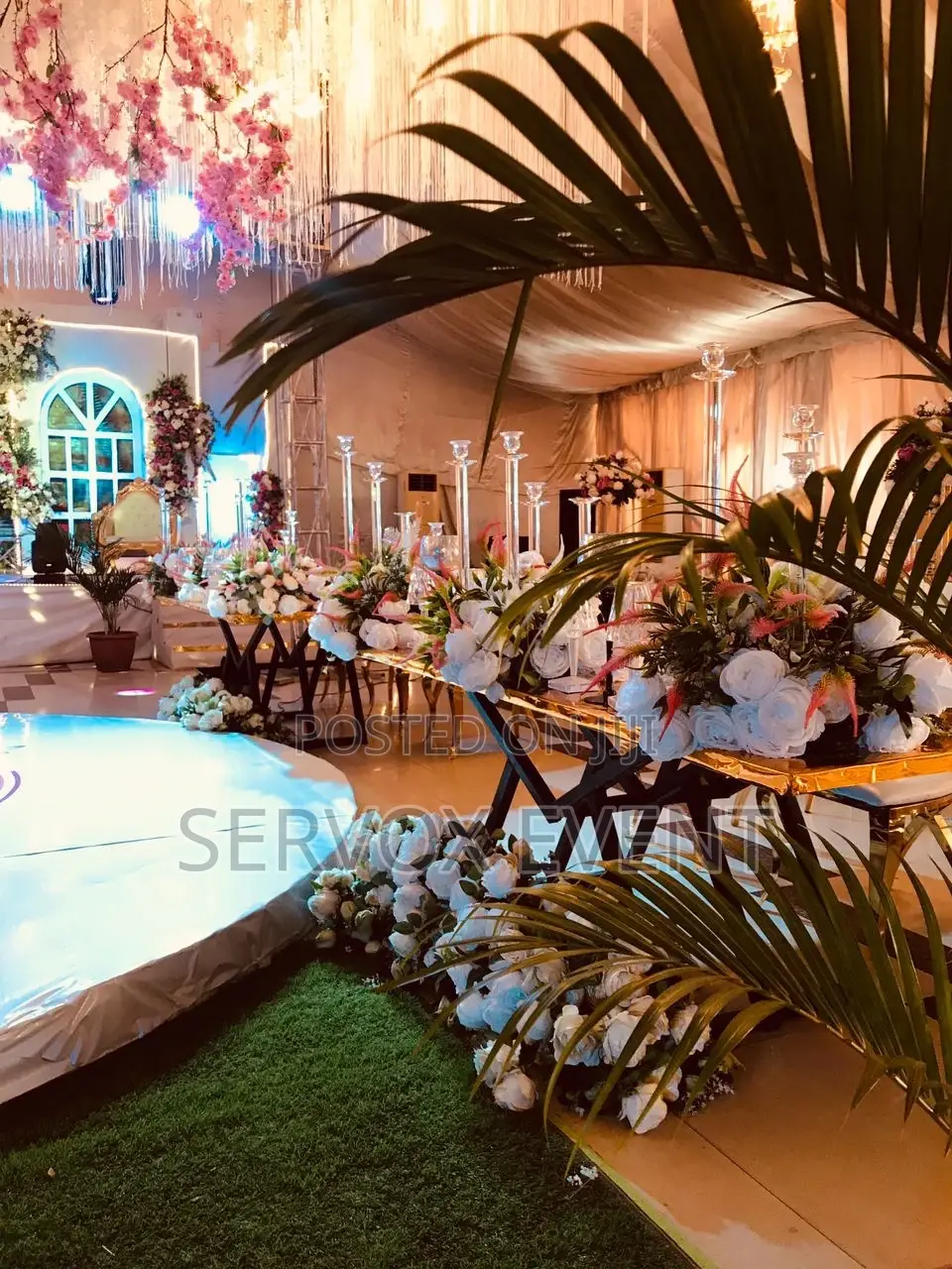 Classy White Wedding Decoration