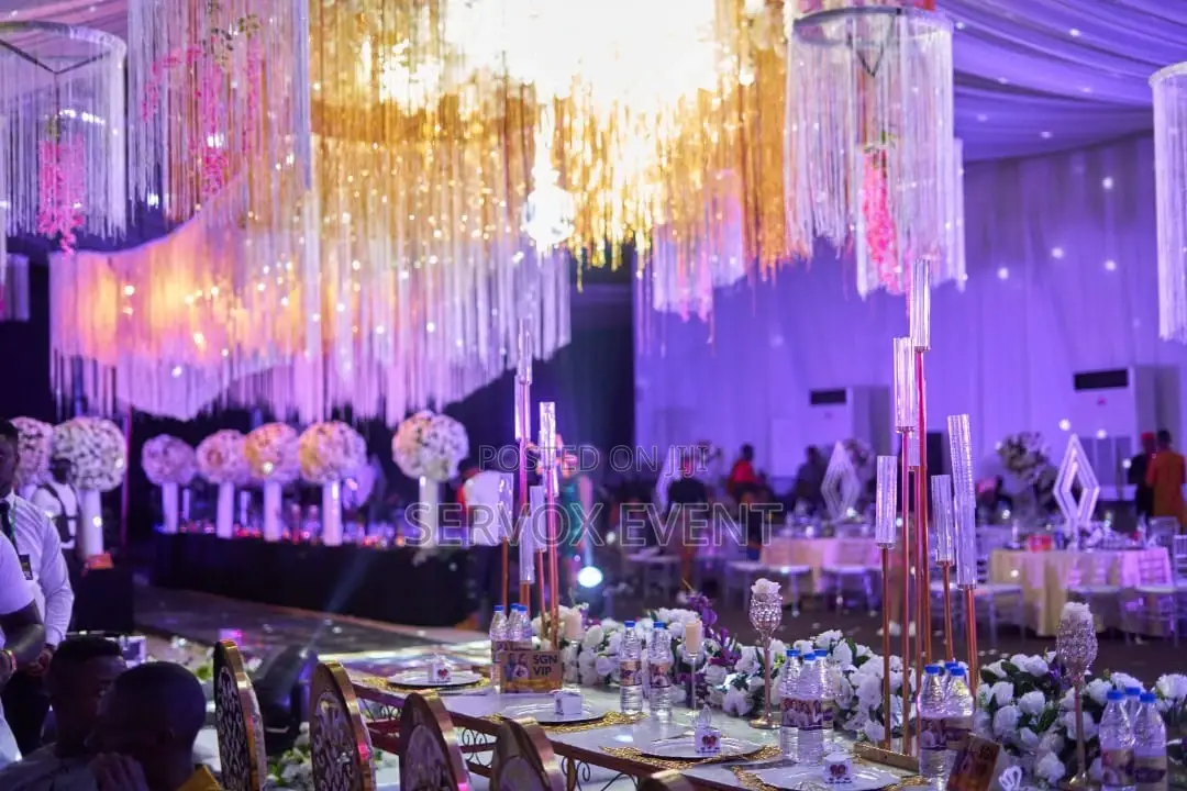 Classy White Wedding Decoration