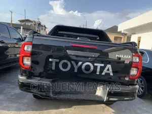 New Toyota Hilux 2022 Black