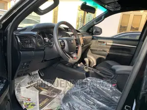 New Toyota Hilux 2022 Black