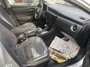 Toyota Corolla LE (1.8L 4cyl 2A) 2018 Silver