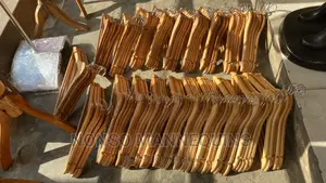 Wooden Hangers With Neat Finishing