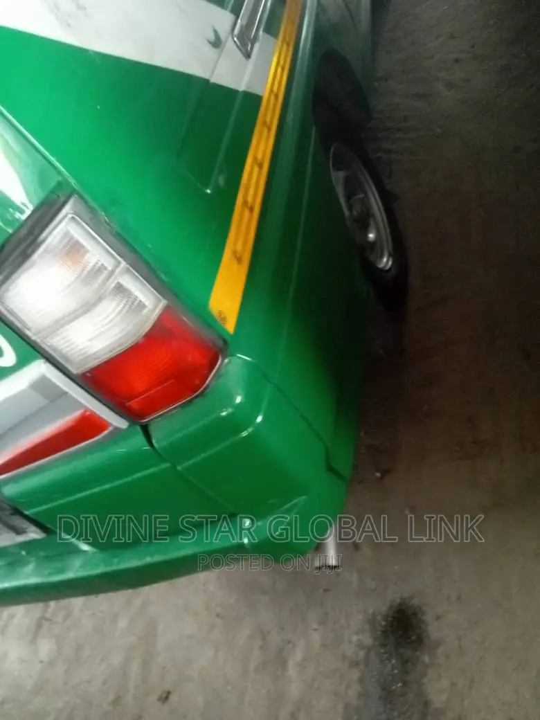Mitsubishi L300 2005 Green
