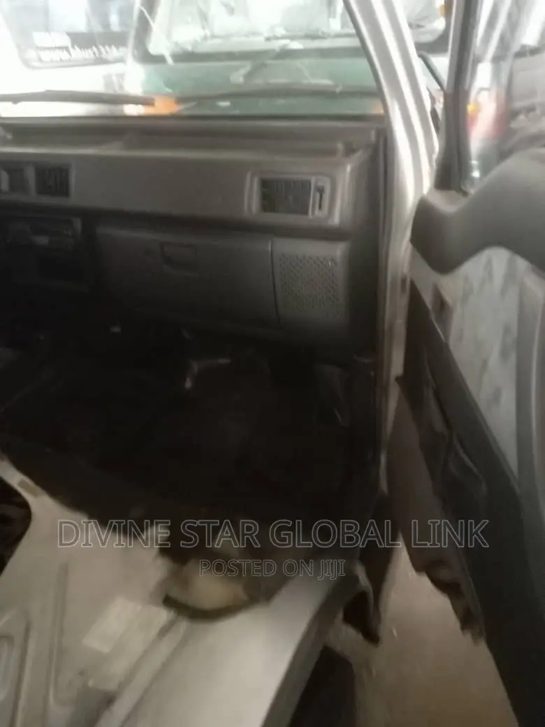 Mitsubishi L300 2005 Silver