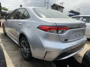 Toyota Corolla LE 2021 Silver