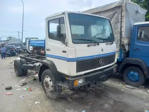 Mercedes Truck 1114 Cap and Chassis