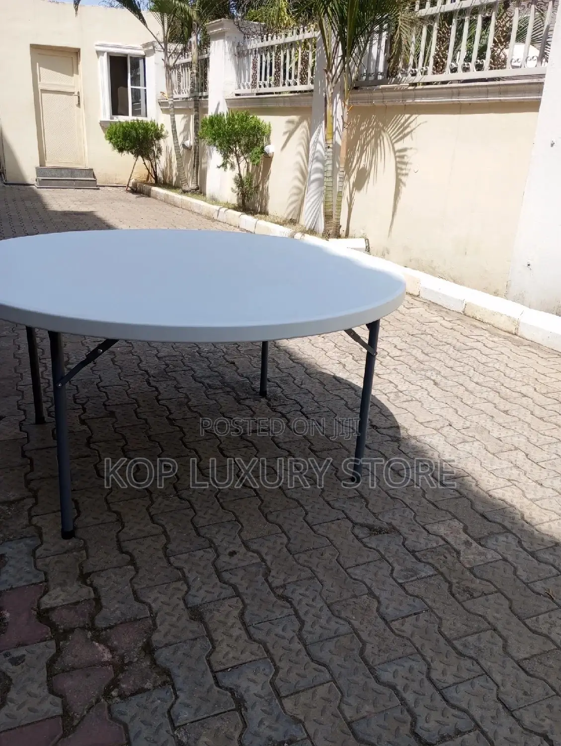 Round Plastic Table 5ft