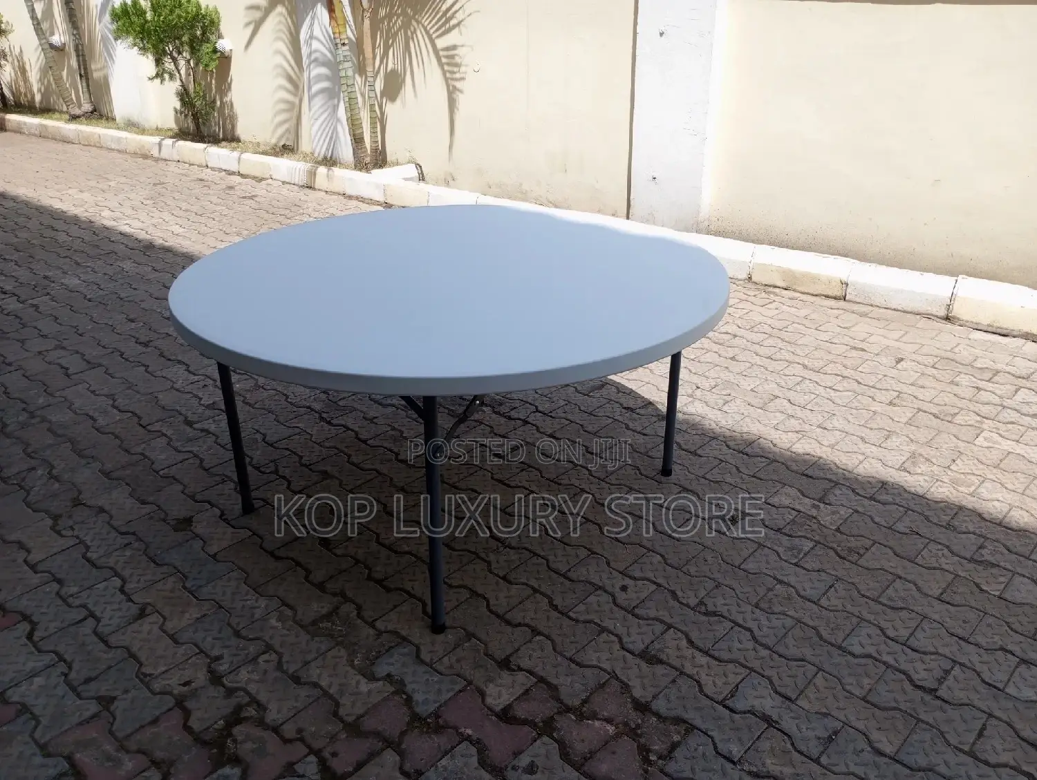 Round Plastic Table 5ft