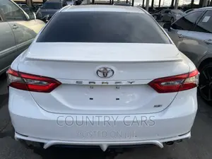 Toyota Camry SE FWD (2.5L 4cyl 8AM) 2018 White