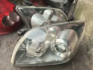 Set Of Headlamp For Avensis 2005/2006