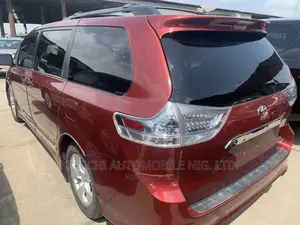 Toyota Sienna 2015 Red