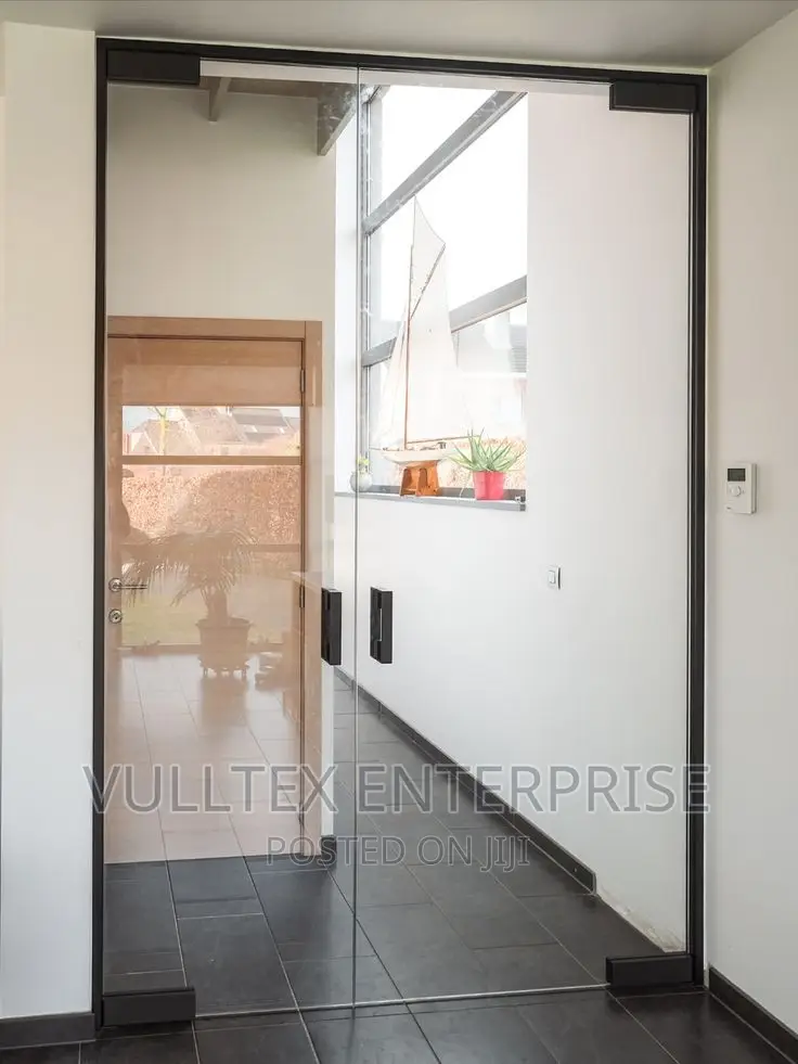 Fix+Swing Glass Door