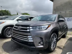 Toyota Highlander XLE 4x4 V6 (3.5L 6cyl 8A) 2018 Gray