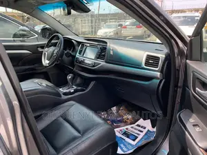 Toyota Highlander XLE 4x4 V6 (3.5L 6cyl 8A) 2018 Gray