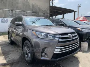 Toyota Highlander XLE 4x4 V6 (3.5L 6cyl 8A) 2018 Gray