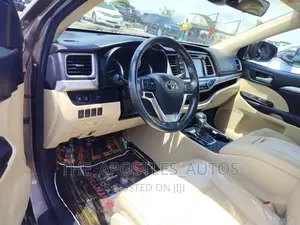 Toyota Highlander XLE 4x4 V6 (3.5L 6cyl 8A) 2018 Brown