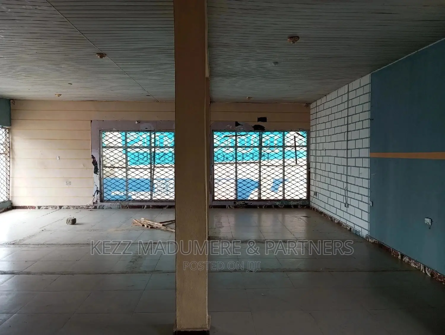 To Let : A Upstairs Sizeable Hall With Toilet