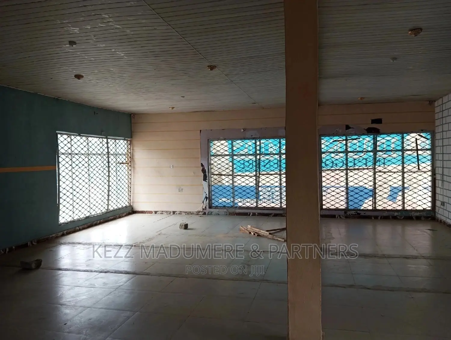To Let : A Upstairs Sizeable Hall With Toilet
