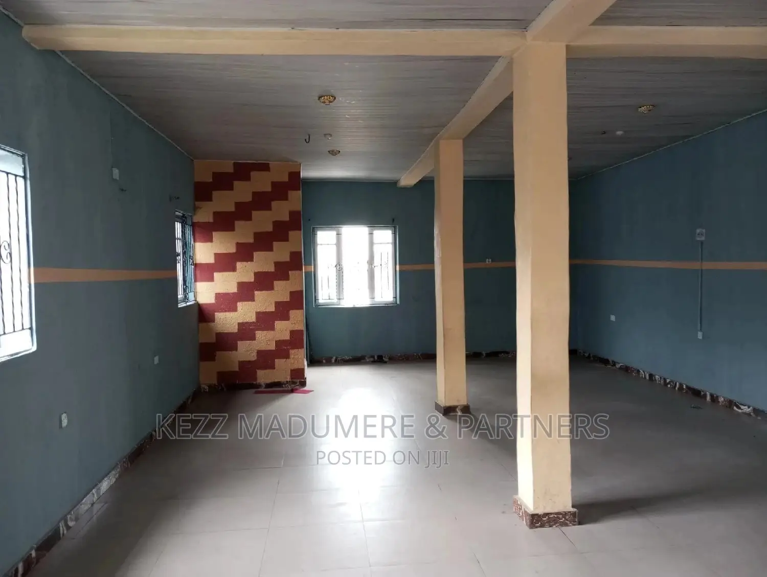 To Let : A Upstairs Sizeable Hall With Toilet